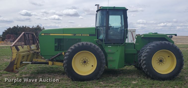 image for item IL9032 1990 John Deere 8560  4WD tractor