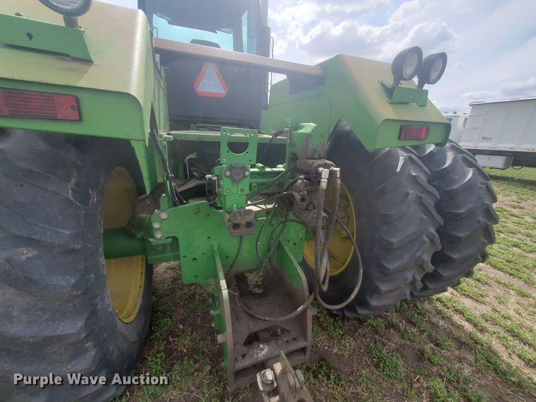 image for item IL9032 1990 John Deere 8560  4WD tractor
