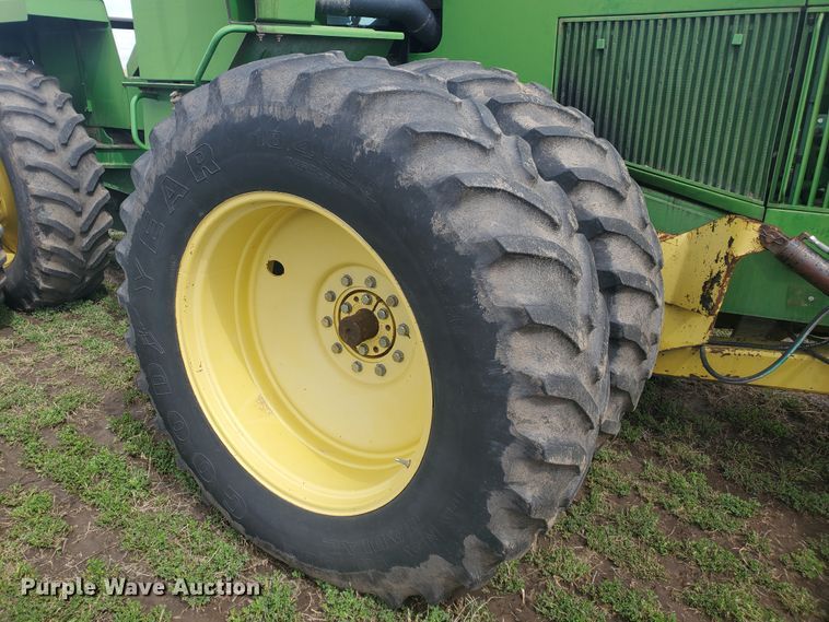 image for item IL9032 1990 John Deere 8560  4WD tractor
