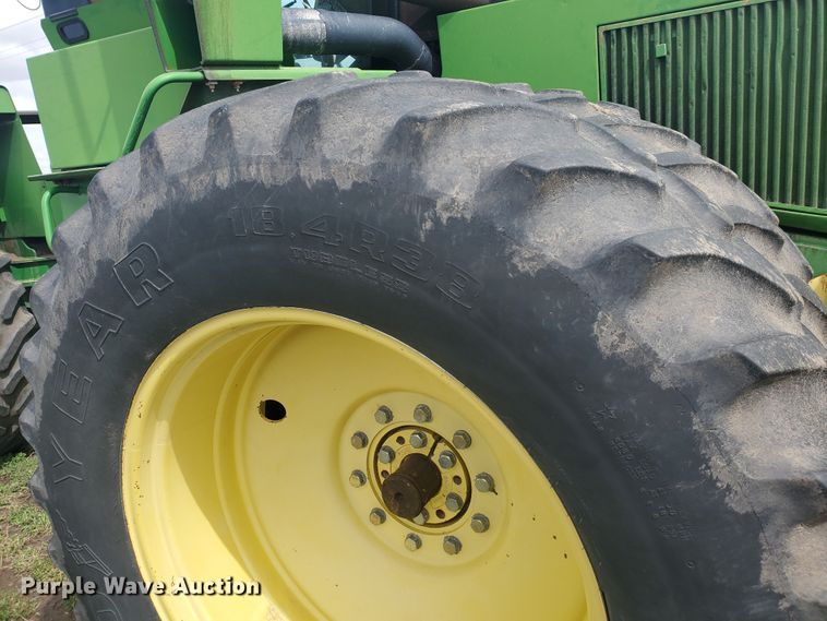 image for item IL9032 1990 John Deere 8560  4WD tractor