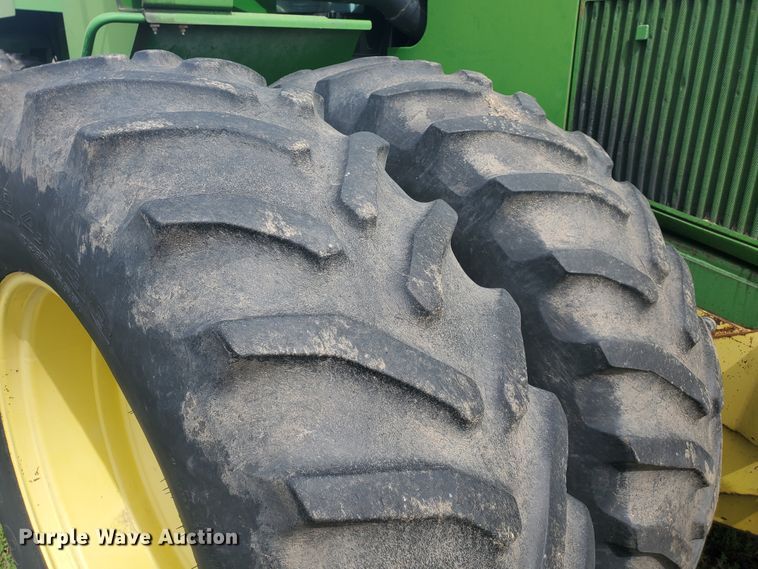 image for item IL9032 1990 John Deere 8560  4WD tractor
