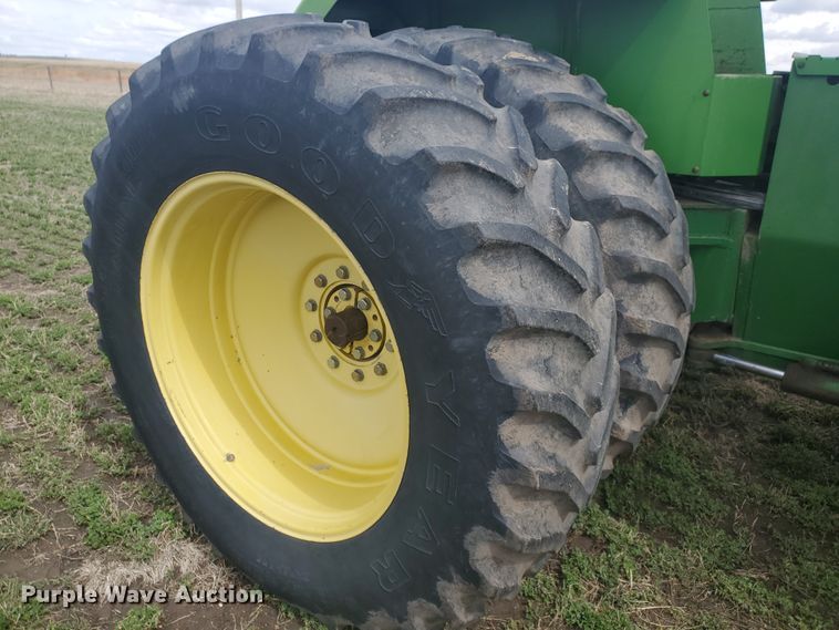 image for item IL9032 1990 John Deere 8560  4WD tractor