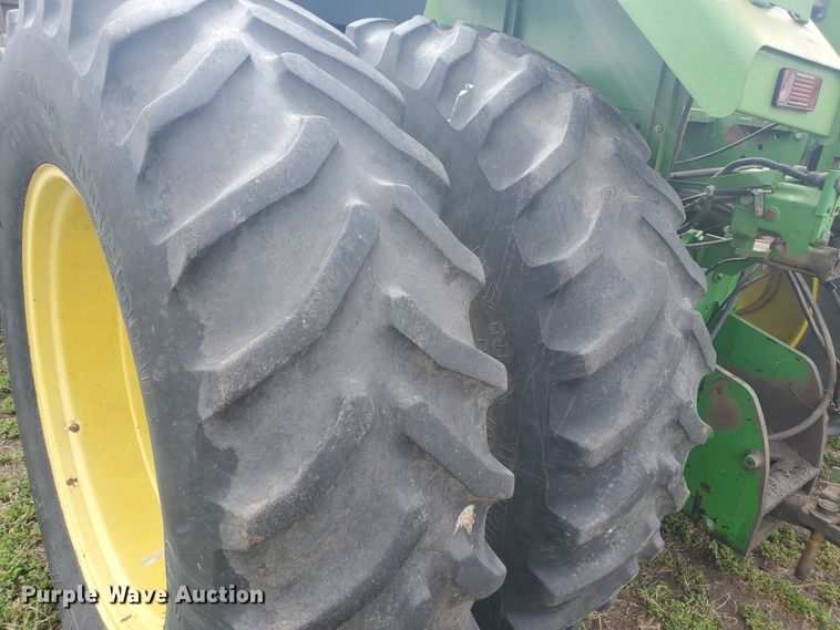 image for item IL9032 1990 John Deere 8560  4WD tractor