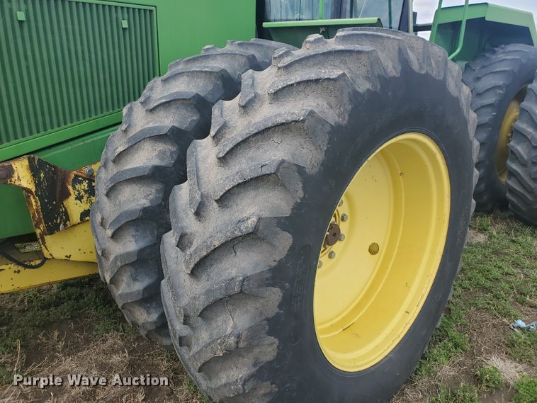image for item IL9032 1990 John Deere 8560  4WD tractor