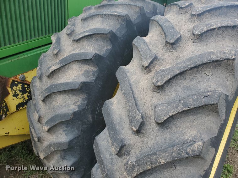 image for item IL9032 1990 John Deere 8560  4WD tractor