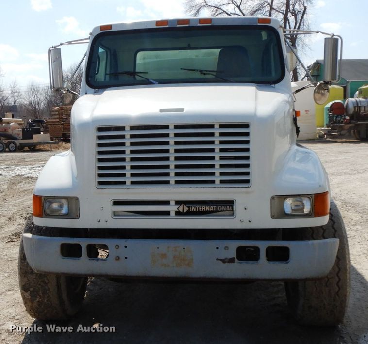 image for item IX9308 2000 International 8100  applicator