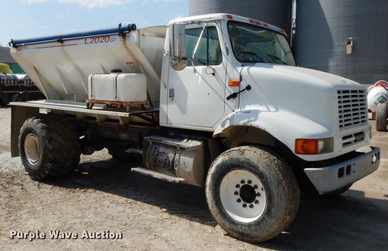 image for item IX9308 2000 International 8100  applicator