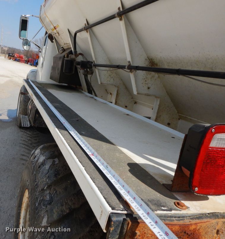 image for item IX9308 2000 International 8100  applicator