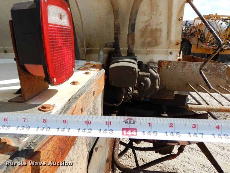 image for item IX9308 2000 International 8100  applicator