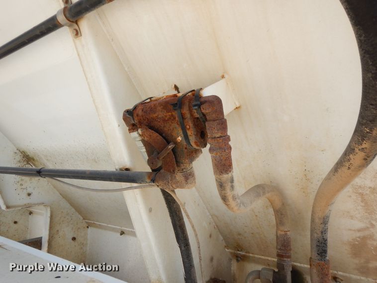 image for item IX9308 2000 International 8100  applicator