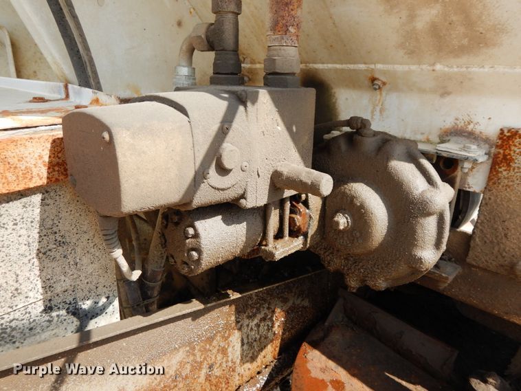 image for item IX9308 2000 International 8100  applicator