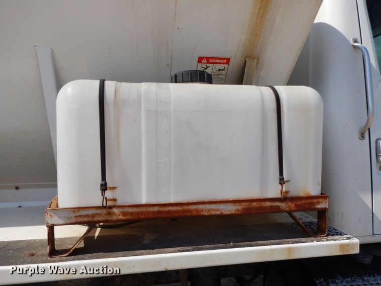 image for item IX9308 2000 International 8100  applicator