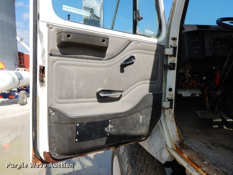 image for item IX9308 2000 International 8100  applicator