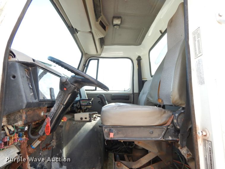 image for item IX9308 2000 International 8100  applicator