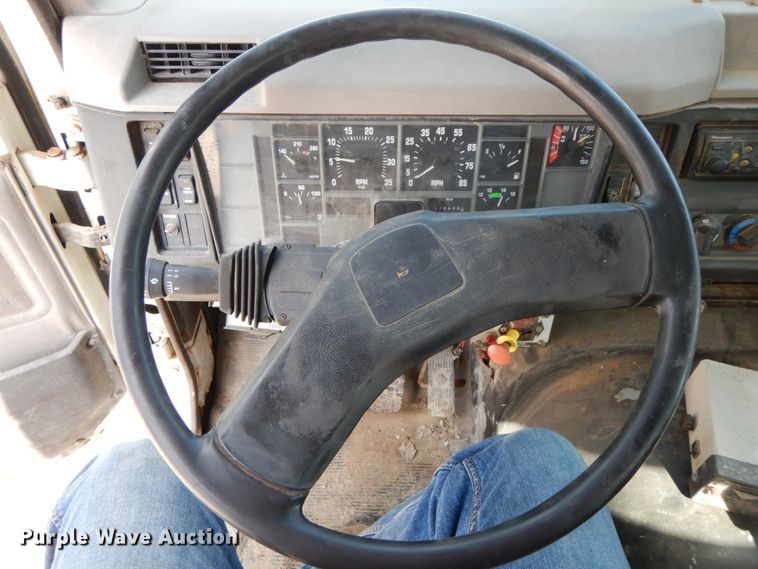 image for item IX9308 2000 International 8100  applicator