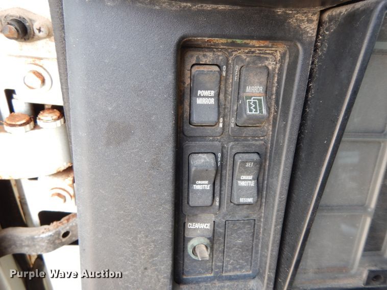 image for item IX9308 2000 International 8100  applicator