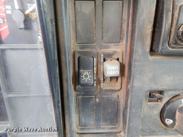 image for item IX9308 2000 International 8100  applicator