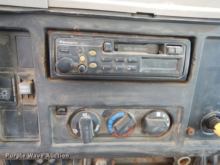 image for item IX9308 2000 International 8100  applicator