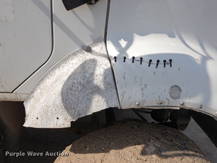 image for item IX9308 2000 International 8100  applicator