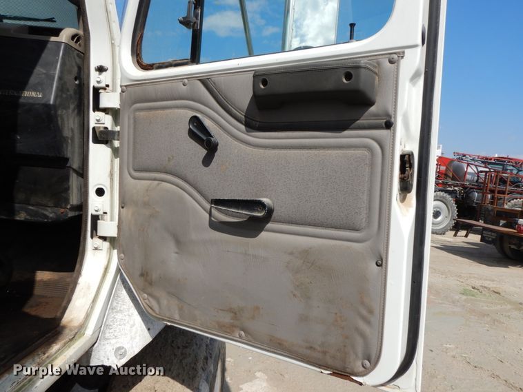 image for item IX9308 2000 International 8100  applicator