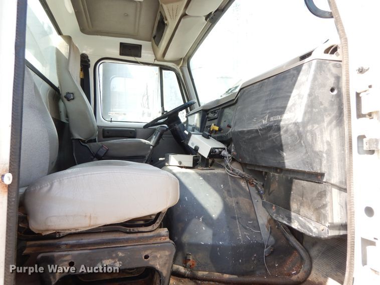 image for item IX9308 2000 International 8100  applicator