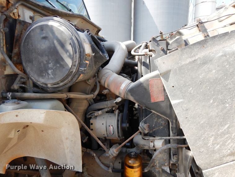 image for item IX9308 2000 International 8100  applicator