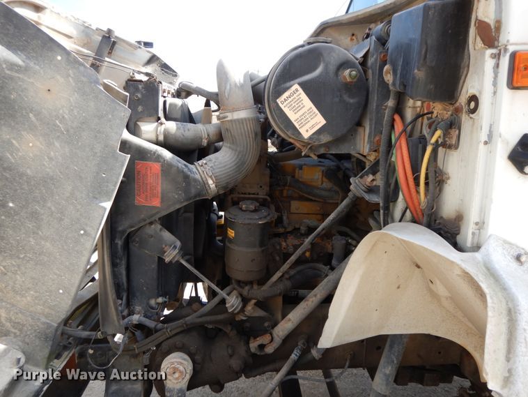 image for item IX9308 2000 International 8100  applicator