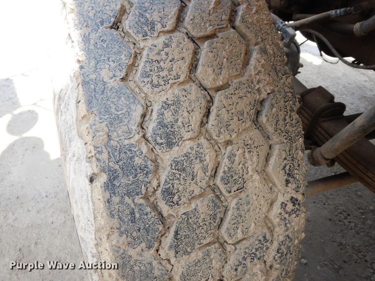 image for item IX9308 2000 International 8100  applicator