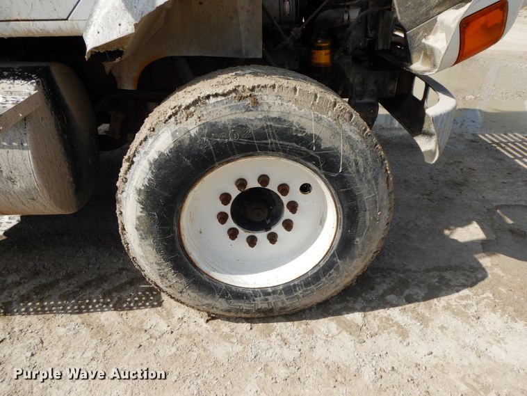 image for item IX9308 2000 International 8100  applicator