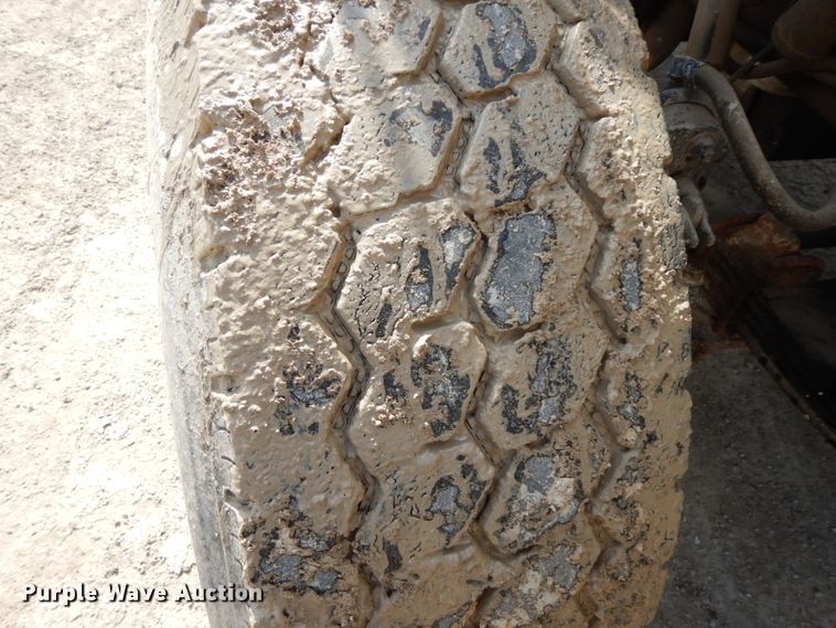 image for item IX9308 2000 International 8100  applicator