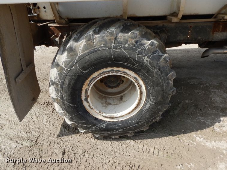 image for item IX9308 2000 International 8100  applicator