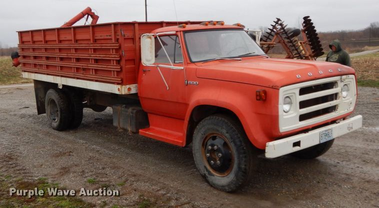 image for item IX9405 1975 Dodge D600  grain truck