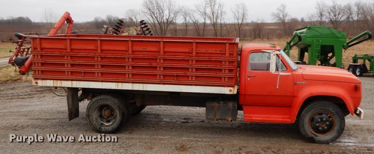 image for item IX9405 1975 Dodge D600  grain truck