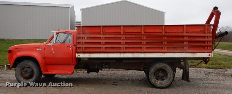 image for item IX9405 1975 Dodge D600  grain truck