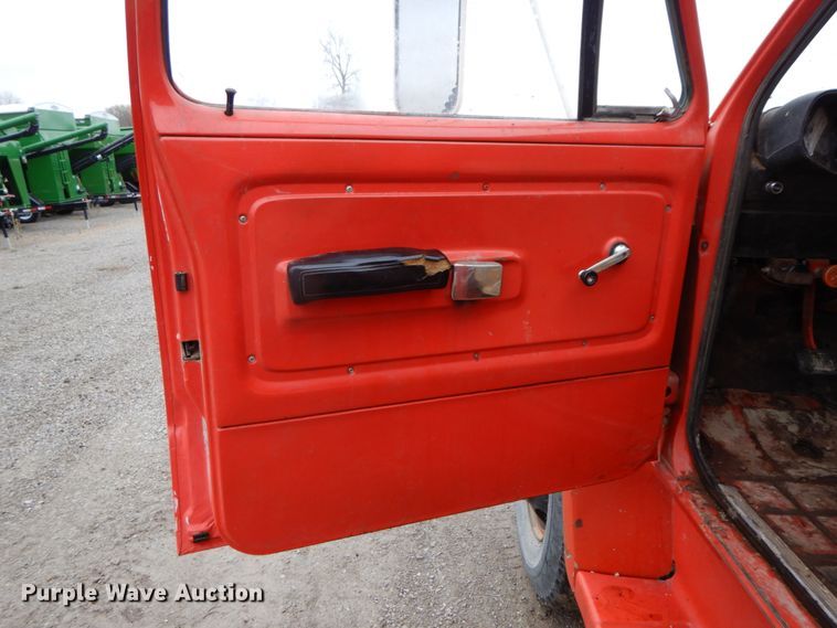 image for item IX9405 1975 Dodge D600  grain truck