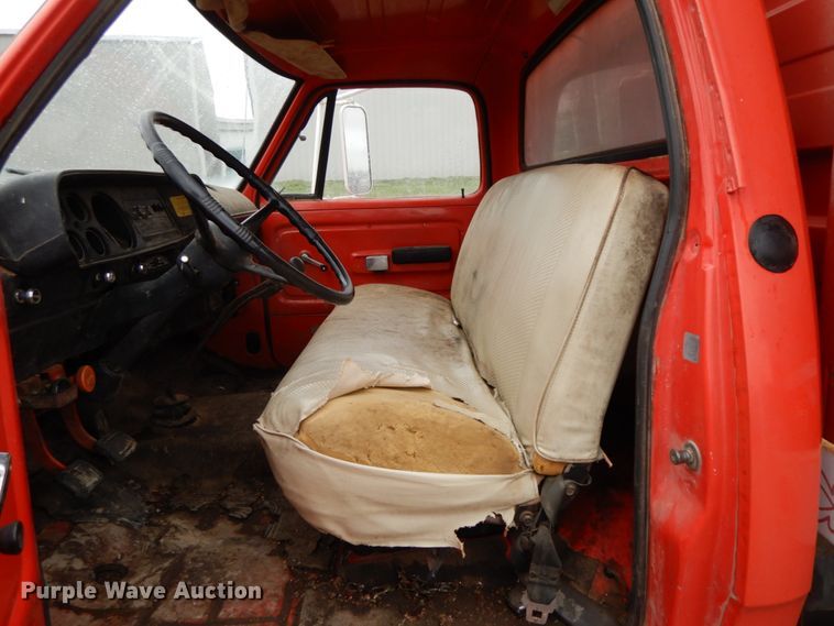 image for item IX9405 1975 Dodge D600  grain truck