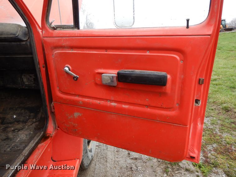 image for item IX9405 1975 Dodge D600  grain truck
