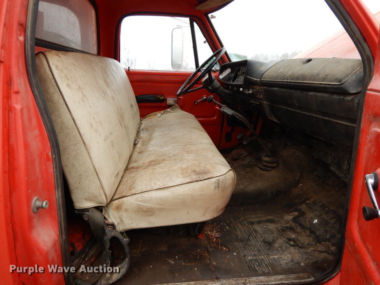 image for item IX9405 1975 Dodge D600  grain truck
