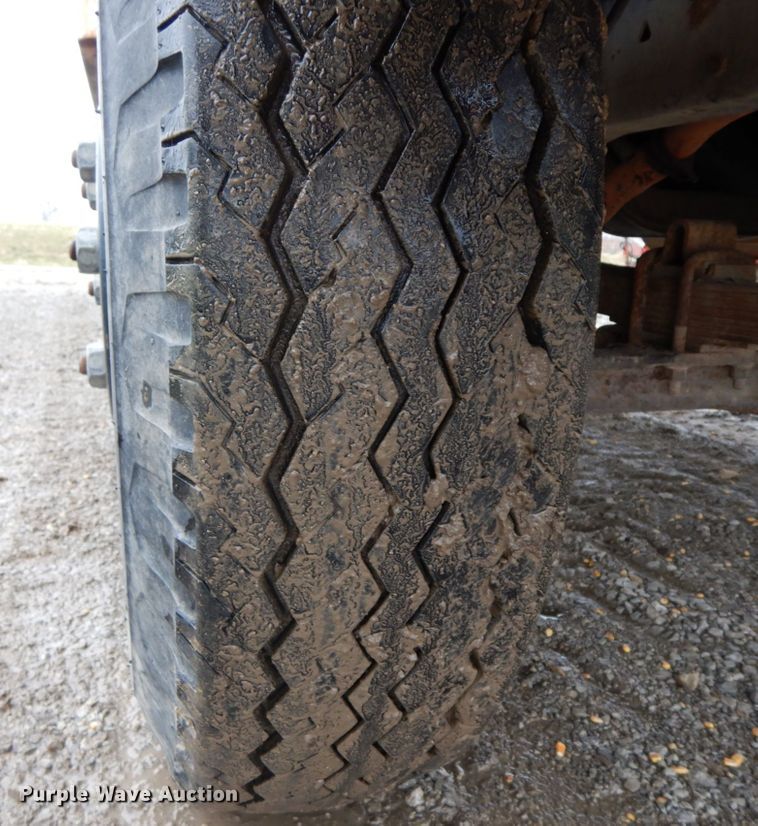 image for item IX9405 1975 Dodge D600  grain truck