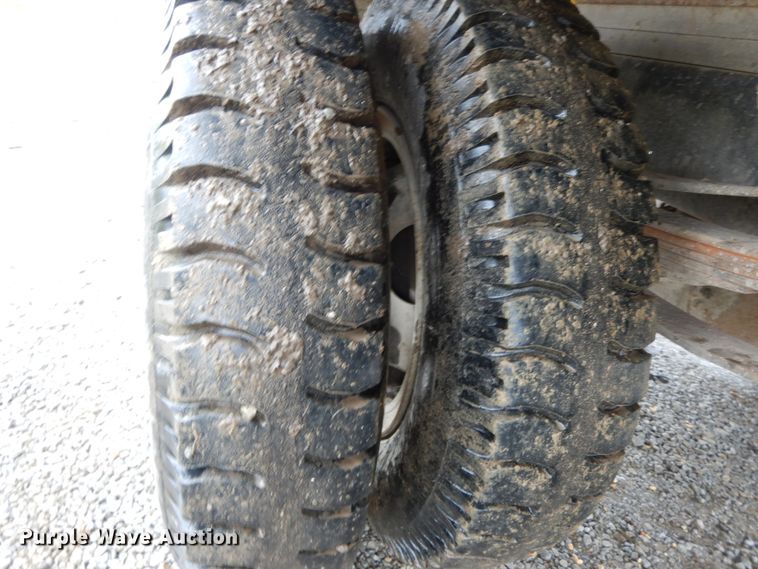 image for item IX9405 1975 Dodge D600  grain truck