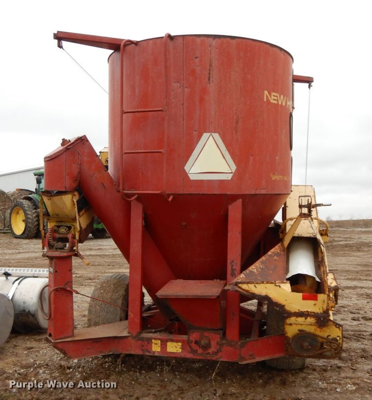 image for item IX9411 New Holland 354  feed mixer/grinder