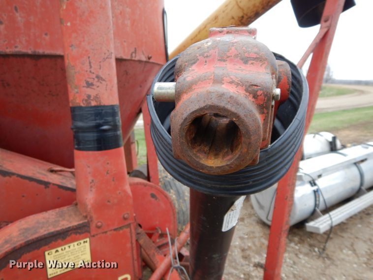 image for item IX9411 New Holland 354  feed mixer/grinder