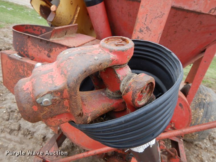 image for item IX9411 New Holland 354  feed mixer/grinder