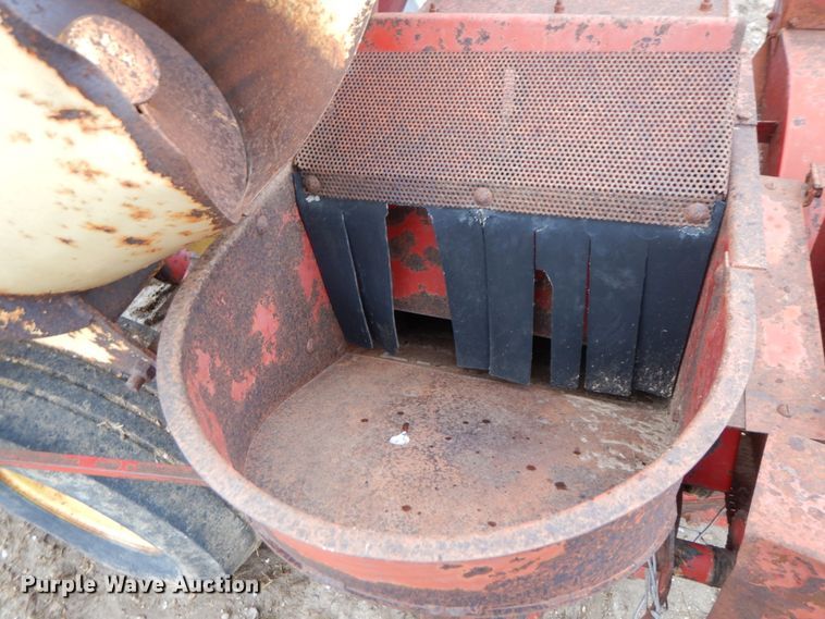 image for item IX9411 New Holland 354  feed mixer/grinder