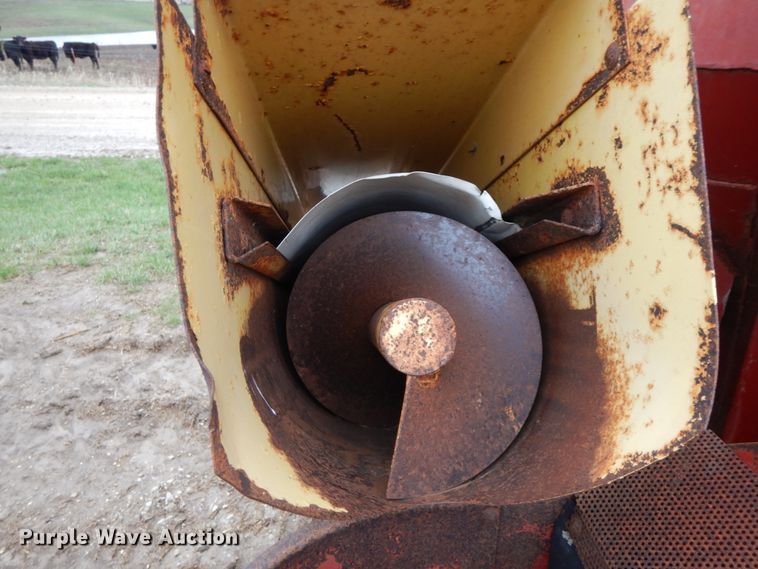 image for item IX9411 New Holland 354  feed mixer/grinder