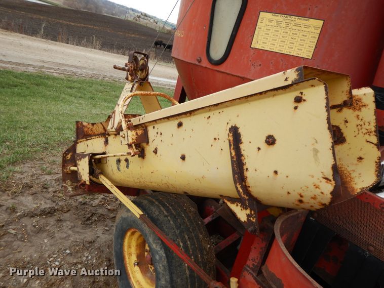 image for item IX9411 New Holland 354  feed mixer/grinder