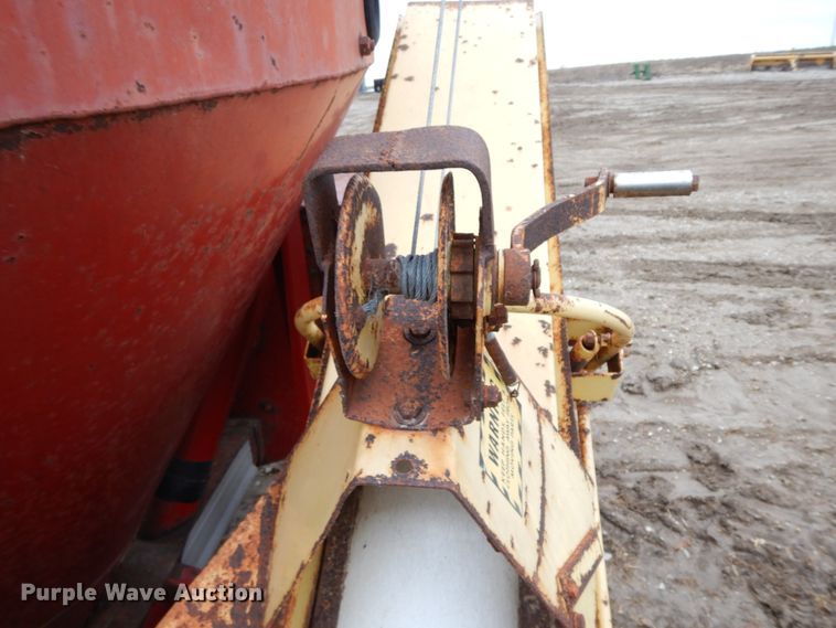 image for item IX9411 New Holland 354  feed mixer/grinder