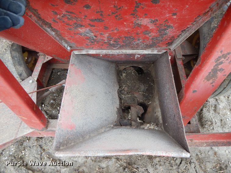 image for item IX9411 New Holland 354  feed mixer/grinder