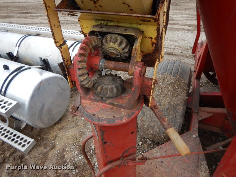 image for item IX9411 New Holland 354  feed mixer/grinder