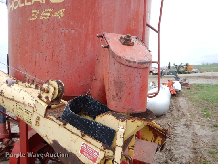 image for item IX9411 New Holland 354  feed mixer/grinder